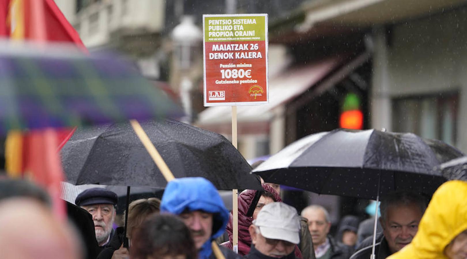 LAB, UGT y CC OO han celebrado manifestaciones en San Sebastián con motivo del Primero de Mayo. Las dos últimas centrales han marchado juntas.