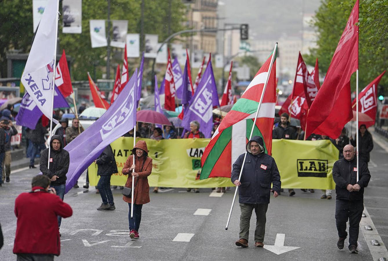 LAB, UGT y CC OO han celebrado manifestaciones en San Sebastián con motivo del Primero de Mayo. Las dos últimas centrales han marchado juntas.