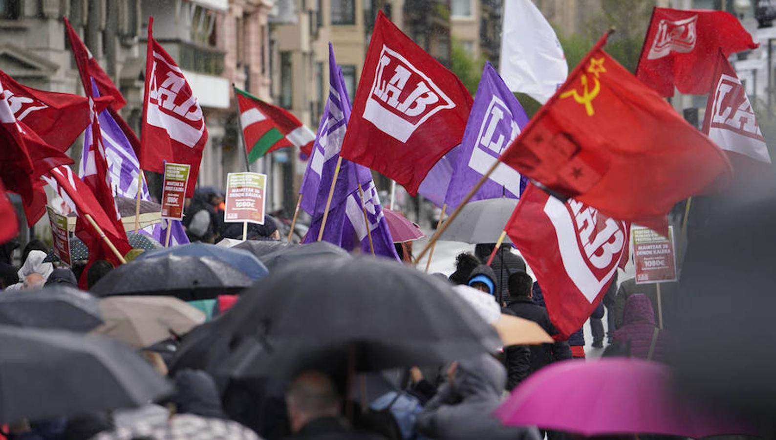 LAB, UGT y CC OO han celebrado manifestaciones en San Sebastián con motivo del Primero de Mayo. Las dos últimas centrales han marchado juntas.