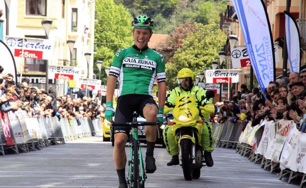 Antonio Gómez entra en solitario en la meta de Legazpi como vencedor de la LXXXV Santikutz Klasika. 