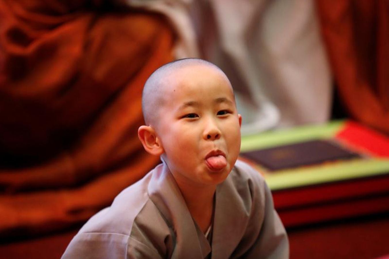 Los monjes principiantes caminan bajo linternas de loto con peticiones de oración cuando se van después de un evento para celebrar el próximo Día de Vesak, el cumpleaños de Buda, en el templo Jogye en Seúl, Corea del Sur, 2 de mayo de 2018.