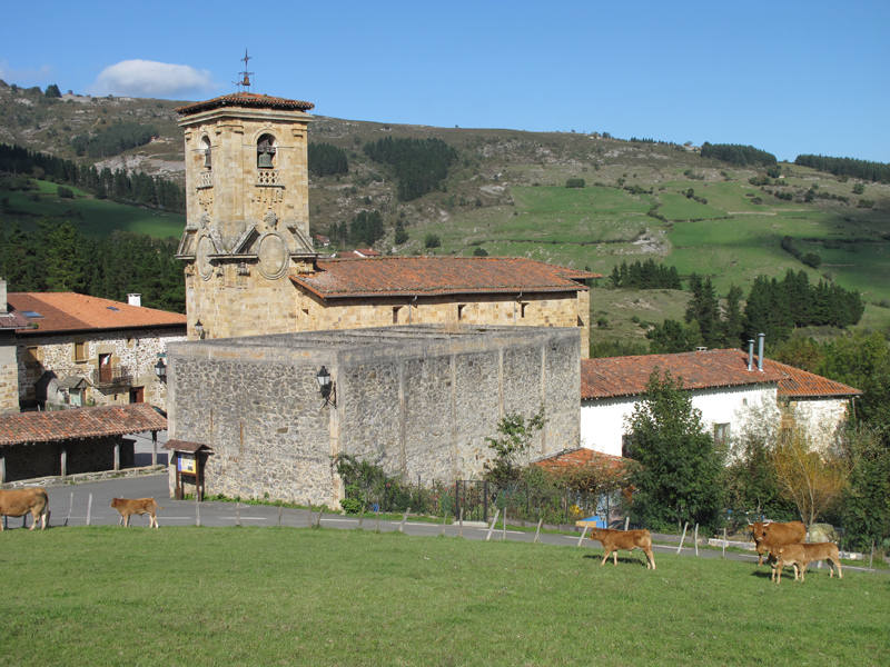Mitología y tradición se funden en uno de los últimos valles secretos de la montaña guipuzcoana. Se trata de Araotz, un pequeño barrio rural cercano al santuario de Arantzazu donde el tiempo parece detenido