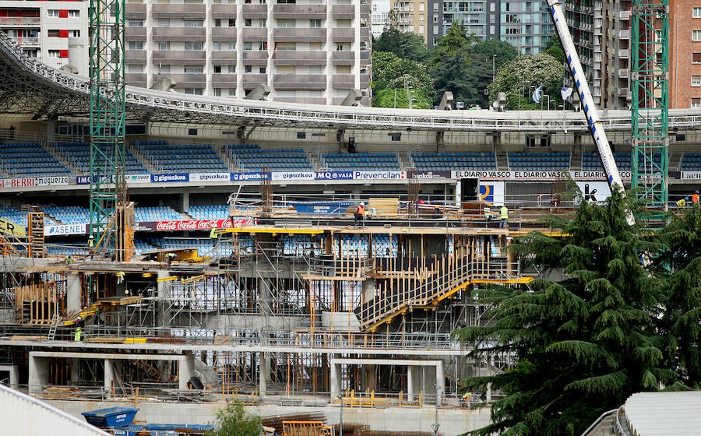 El elemento más singular del estadio de la Real Sociedad llegó ayer y empezará a tomar forma en la remodelación