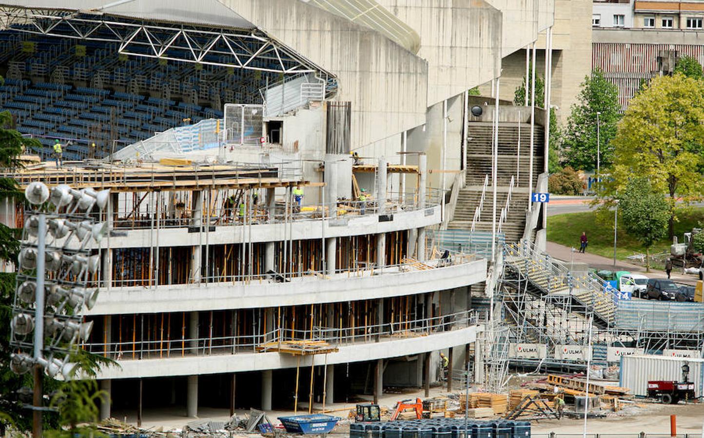 El elemento más singular del estadio de la Real Sociedad llegó ayer y empezará a tomar forma en la remodelación
