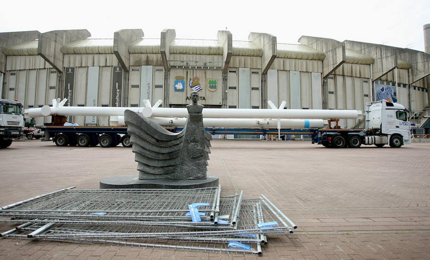 El elemento más singular del estadio de la Real Sociedad llegó ayer y empezará a tomar forma en la remodelación