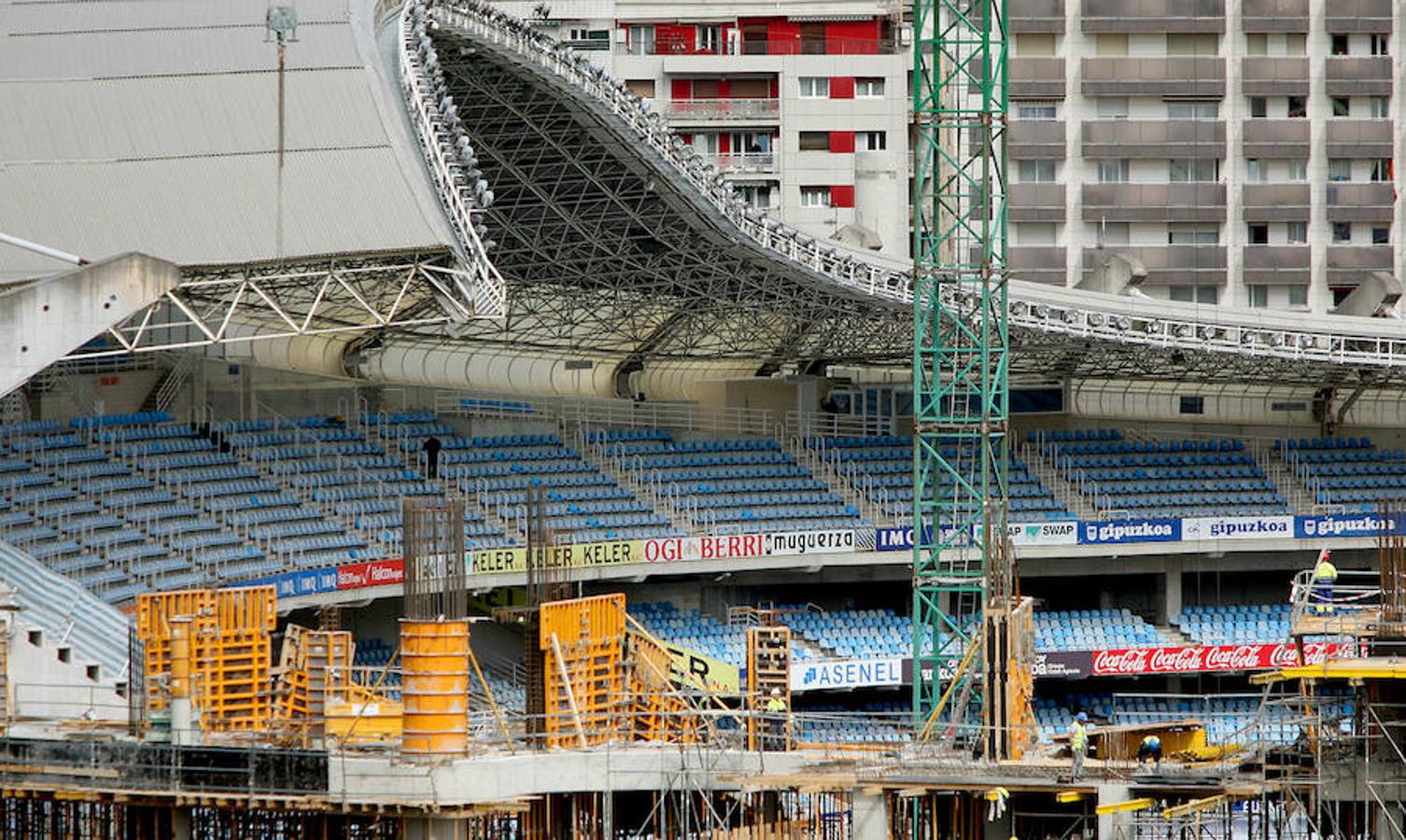 El elemento más singular del estadio de la Real Sociedad llegó ayer y empezará a tomar forma en la remodelación