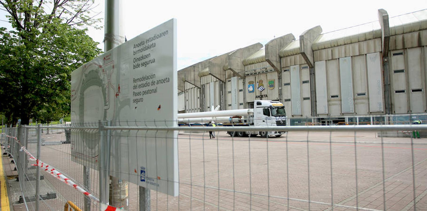 El elemento más singular del estadio de la Real Sociedad llegó ayer y empezará a tomar forma en la remodelación