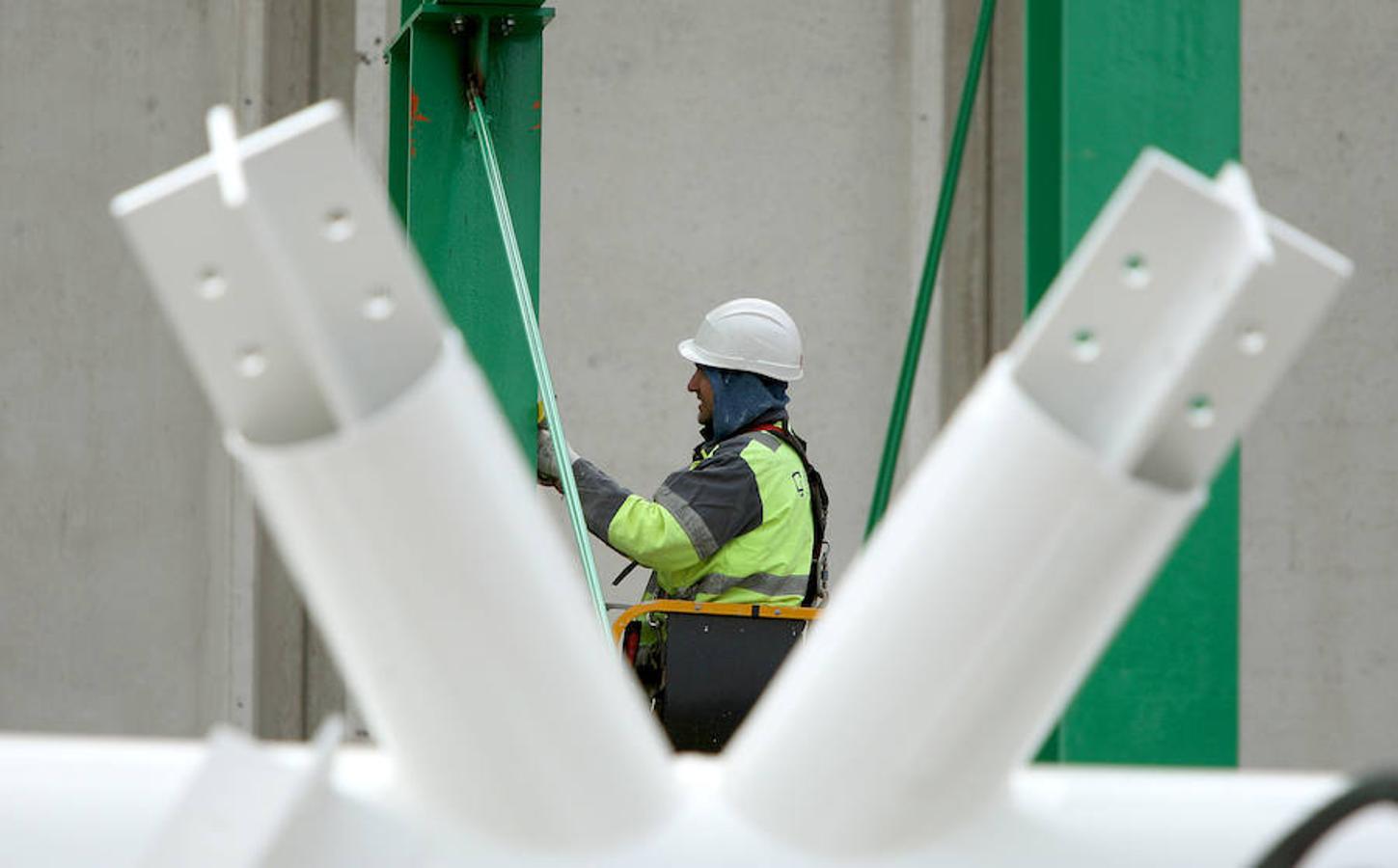 El elemento más singular del estadio de la Real Sociedad llegó ayer y empezará a tomar forma en la remodelación