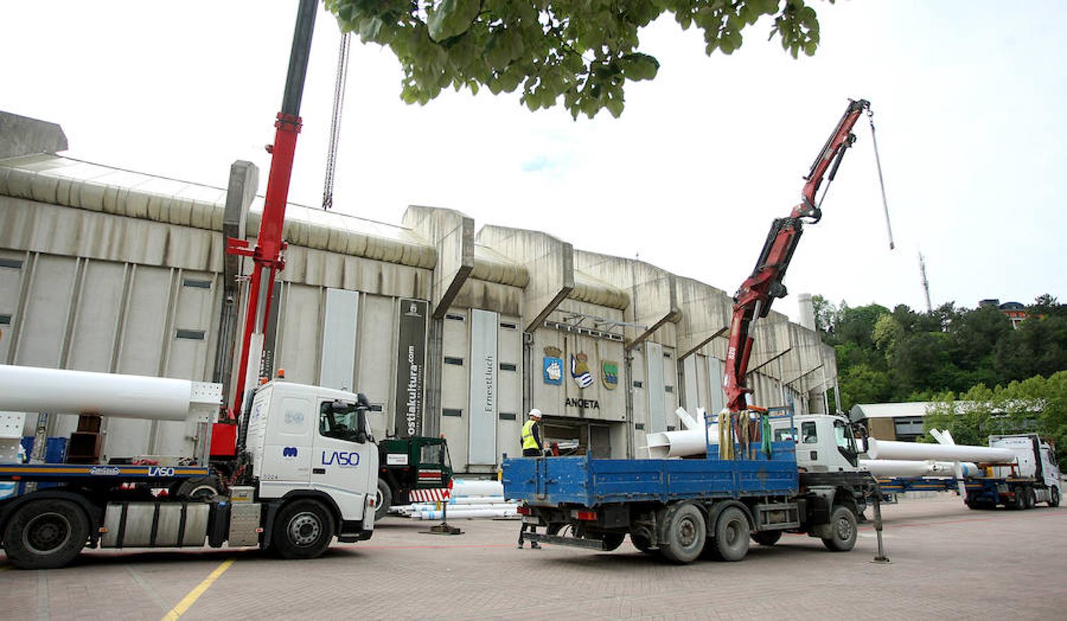 El elemento más singular del estadio de la Real Sociedad llegó ayer y empezará a tomar forma en la remodelación
