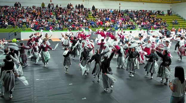 Los 250 dantzaris procedentes de diferentes localidades de Gipuzkoa y de la capital navarra disfrutaron de una animada cita. 