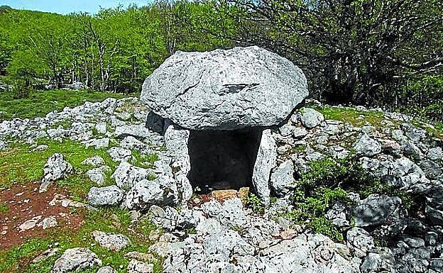 El impresionante dolmen de Larrazpil.