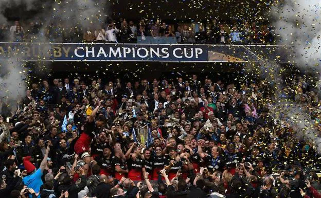 Los Saracens ingleses alzan el trofeo tras imponerse al Racing 92 en 2016.