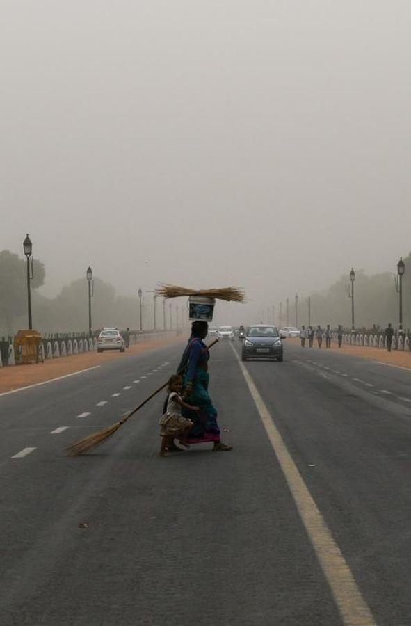 Las tormentas de polvo azotaron el norte de India matando al menos a 77 personas e hiriendo a 143 debido a fuertes vientos que arrasaron los árboles y las paredes.