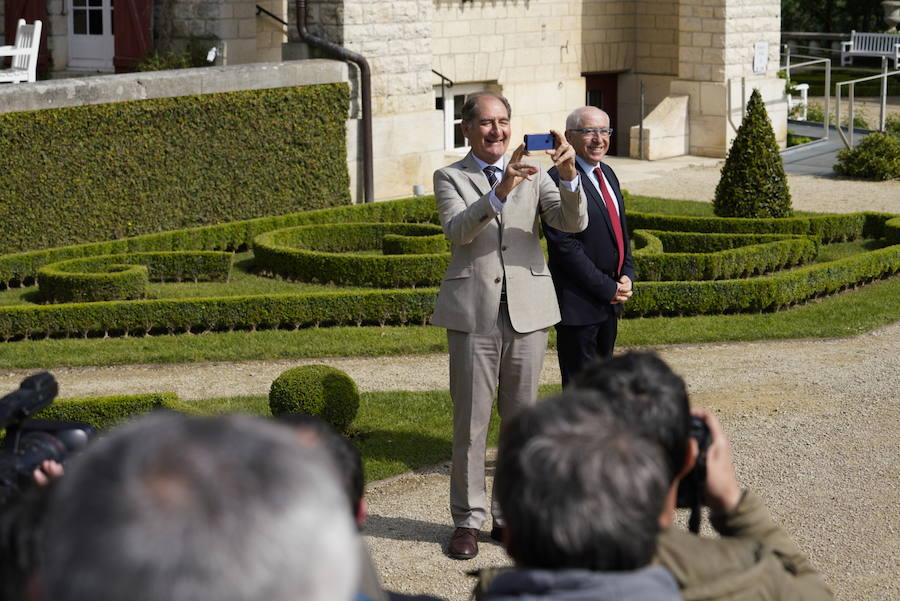 Villa Arnaga acoge la escenificación del final de ETA. Decenas de periodistas y hasta 89 invitados presenciarán la certificación del fin de la banda armada. 