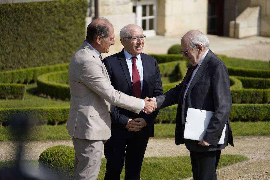 Villa Arnaga acoge la escenificación del final de ETA. Decenas de periodistas y hasta 89 invitados presenciarán la certificación del fin de la banda armada. 