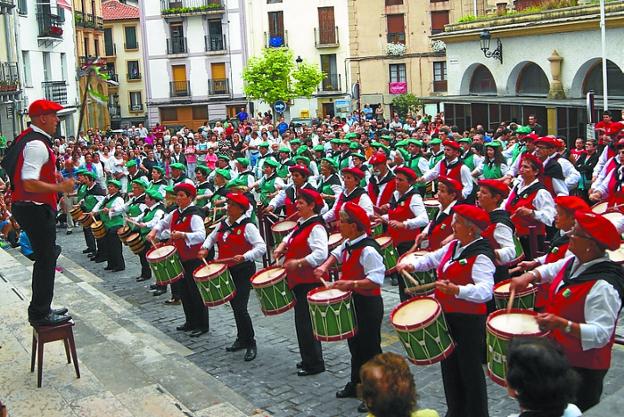 Actuación de la Tamborrada de San Pedro, en 2017. 