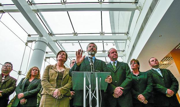 Gerry Adams comunica el 26 de septiembre de 2005 que la Comisión de Desarme ha certificado la entrega de armas del IRA. 