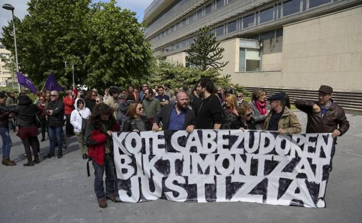 Varias decenas se personas se manifestaron ante el Palacio de Justicia donostiarra