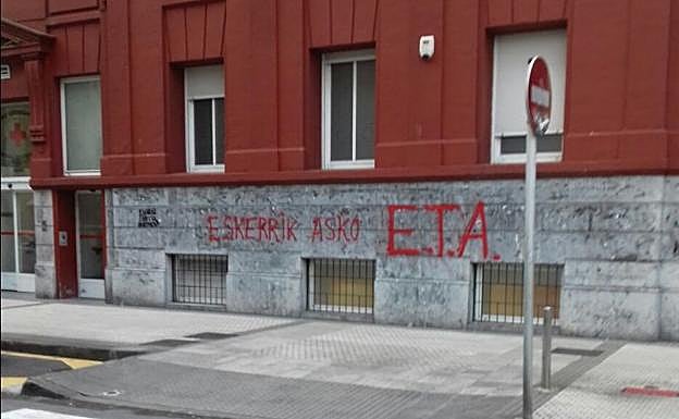 Una de las pintadas en una calle de San Sebastián.
