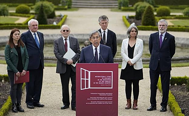 Lectura de la declaración internacional firmada tras el 'Encuentro para Avanzar en la Resolución del Conflicto'.