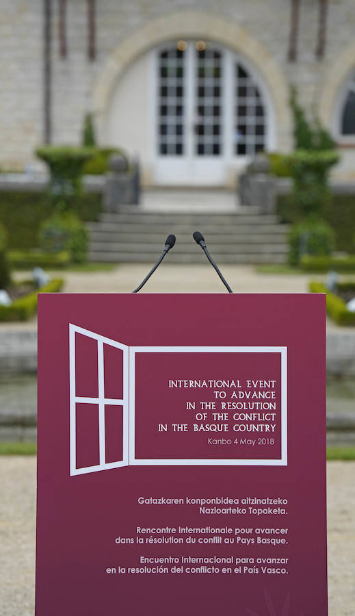 La villa Arnaga, en Kanbo, ha acogido la cumbre, organizada por el Grupo Internacional de Contacto (GIC), el Foro Social Permanente y la asociación vascofrancesa Bake Bidea, y que ha reunido a «personalidades internacionales» que han avalado la decisión de disolverse hecha pública este jueves por ETA.