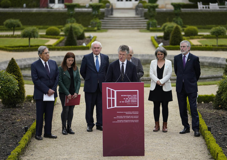 La villa Arnaga, en Kanbo, ha acogido la cumbre, organizada por el Grupo Internacional de Contacto (GIC), el Foro Social Permanente y la asociación vascofrancesa Bake Bidea, y que ha reunido a «personalidades internacionales» que han avalado la decisión de disolverse hecha pública este jueves por ETA.