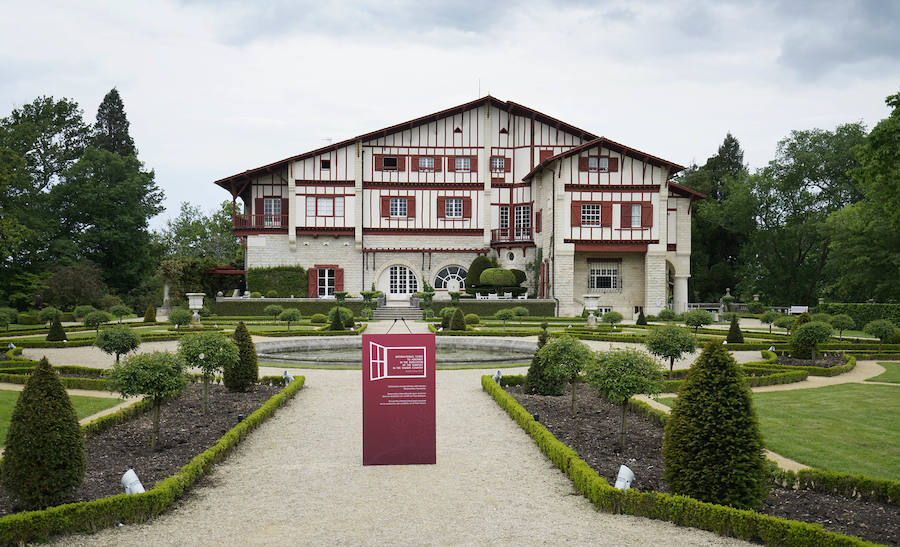 La villa Arnaga, en Kanbo, ha acogido la cumbre, organizada por el Grupo Internacional de Contacto (GIC), el Foro Social Permanente y la asociación vascofrancesa Bake Bidea, y que ha reunido a «personalidades internacionales» que han avalado la decisión de disolverse hecha pública este jueves por ETA.