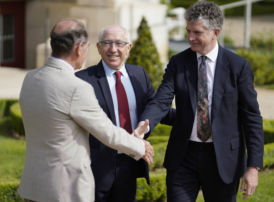 La villa Arnaga, en Kanbo, ha acogido la cumbre, organizada por el Grupo Internacional de Contacto (GIC), el Foro Social Permanente y la asociación vascofrancesa Bake Bidea, y que ha reunido a «personalidades internacionales» que han avalado la decisión de disolverse hecha pública este jueves por ETA.