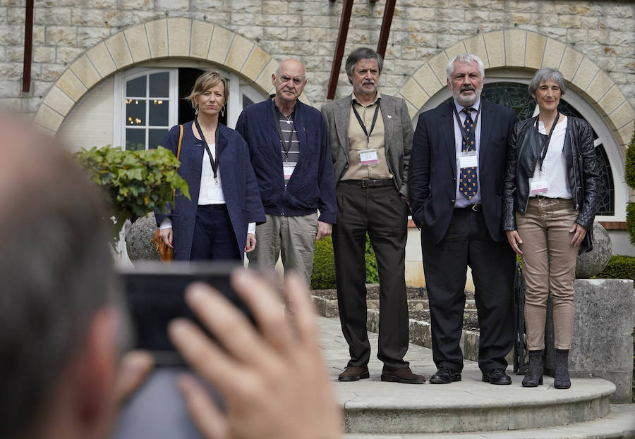 La villa Arnaga, en Kanbo, ha acogido la cumbre, organizada por el Grupo Internacional de Contacto (GIC), el Foro Social Permanente y la asociación vascofrancesa Bake Bidea, y que ha reunido a «personalidades internacionales» que han avalado la decisión de disolverse hecha pública este jueves por ETA.