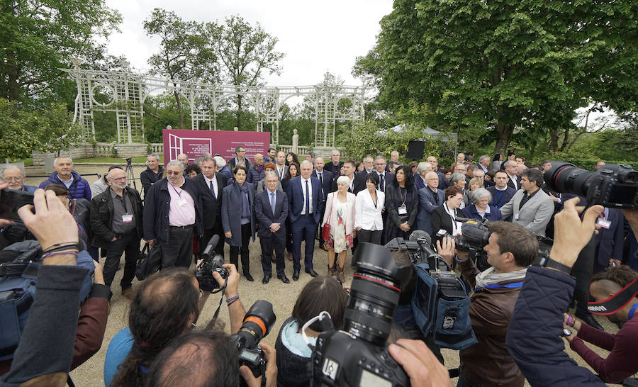 La villa Arnaga, en Kanbo, ha acogido la cumbre, organizada por el Grupo Internacional de Contacto (GIC), el Foro Social Permanente y la asociación vascofrancesa Bake Bidea, y que ha reunido a «personalidades internacionales» que han avalado la decisión de disolverse hecha pública este jueves por ETA.
