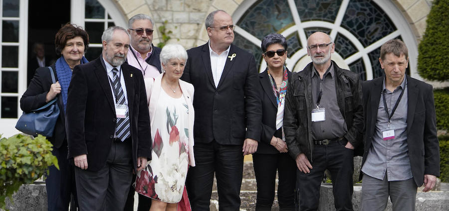 La villa Arnaga, en Kanbo, ha acogido la cumbre, organizada por el Grupo Internacional de Contacto (GIC), el Foro Social Permanente y la asociación vascofrancesa Bake Bidea, y que ha reunido a «personalidades internacionales» que han avalado la decisión de disolverse hecha pública este jueves por ETA.