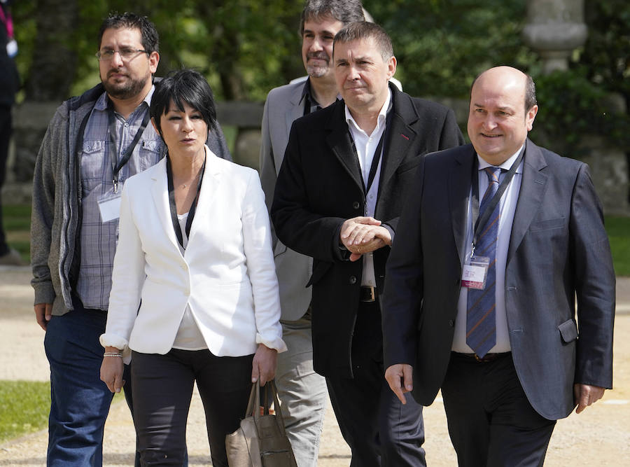 La villa Arnaga, en Kanbo, ha acogido la cumbre, organizada por el Grupo Internacional de Contacto (GIC), el Foro Social Permanente y la asociación vascofrancesa Bake Bidea, y que ha reunido a «personalidades internacionales» que han avalado la decisión de disolverse hecha pública este jueves por ETA.