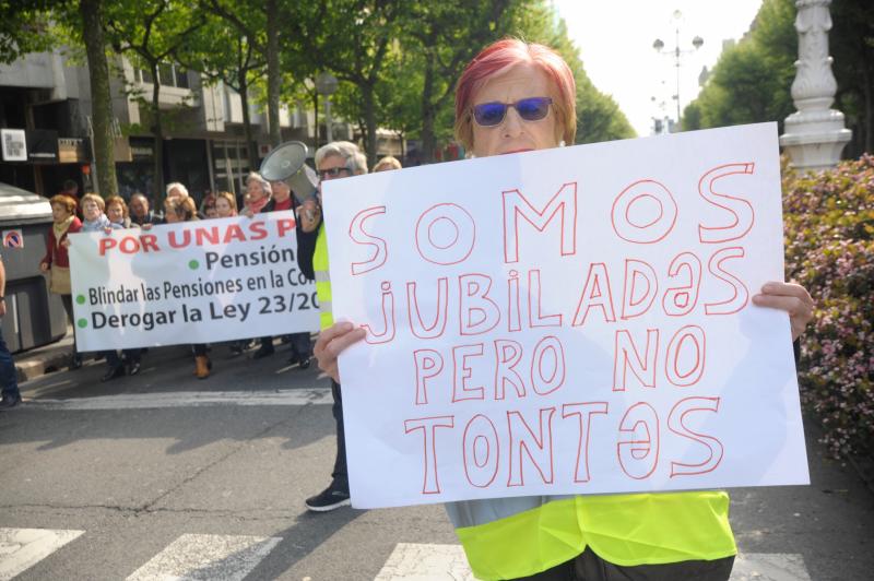 Miles de pensionistas han salido a las calles de la capital guipuzcoana para reivindicar, una vez más, por sus derechos. 