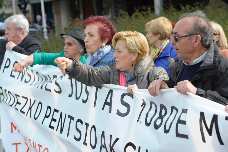 Miles de pensionistas han salido a las calles de la capital guipuzcoana para reivindicar, una vez más, por sus derechos. 
