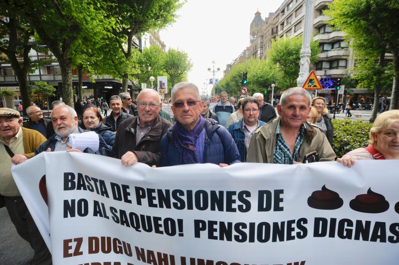 Miles de pensionistas han salido a las calles de la capital guipuzcoana para reivindicar, una vez más, por sus derechos. 