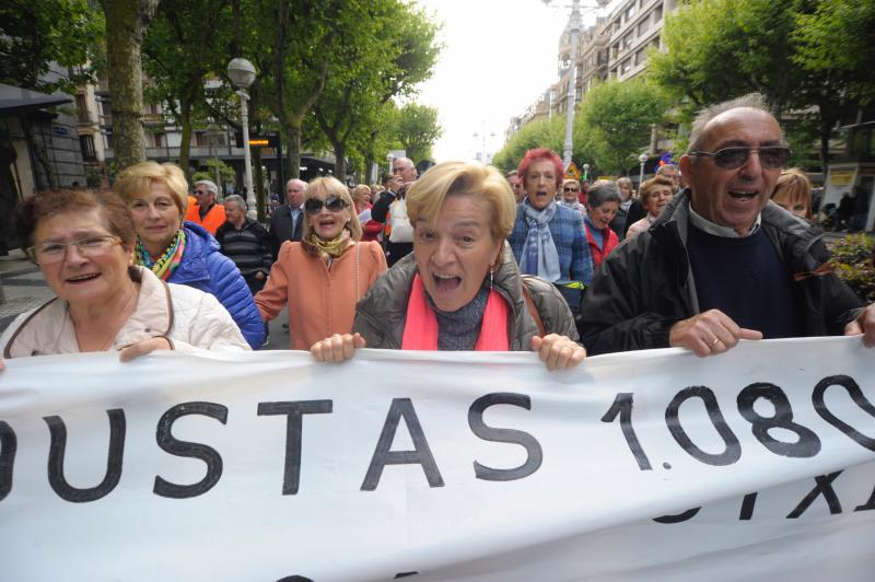 Miles de pensionistas han salido a las calles de la capital guipuzcoana para reivindicar, una vez más, por sus derechos. 