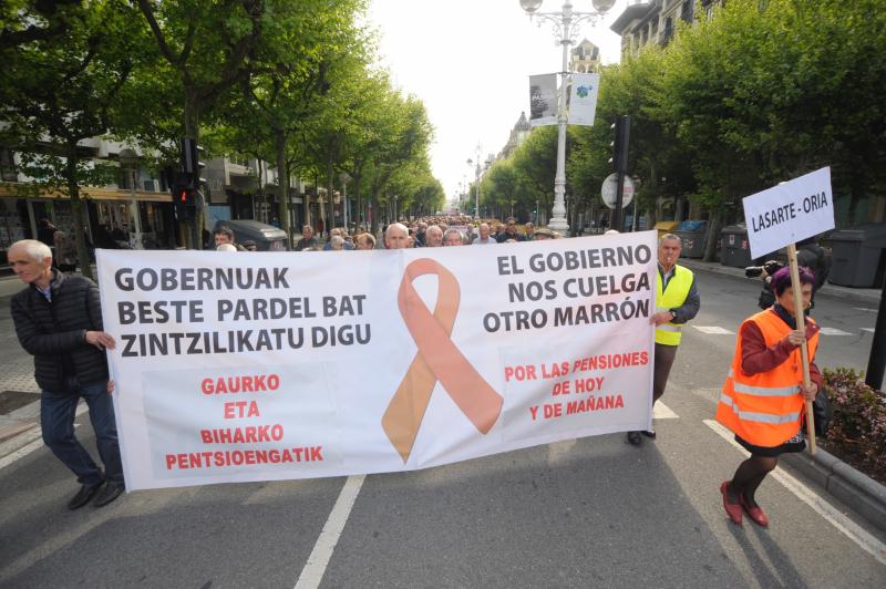 Miles de pensionistas han salido a las calles de la capital guipuzcoana para reivindicar, una vez más, por sus derechos. 