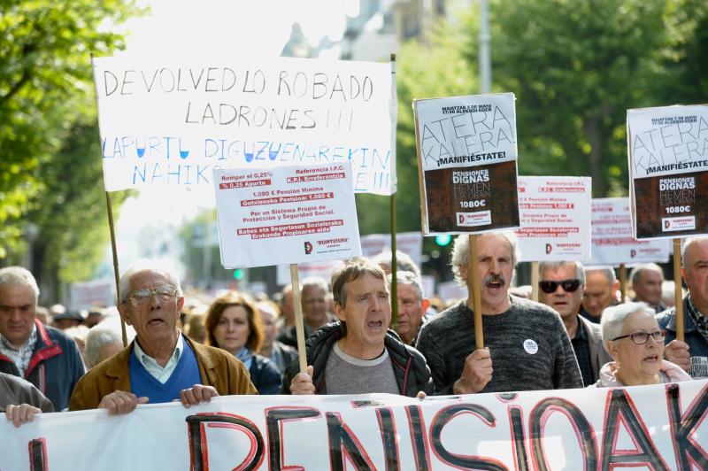 Miles de pensionistas han salido a las calles de la capital guipuzcoana para reivindicar, una vez más, por sus derechos. 
