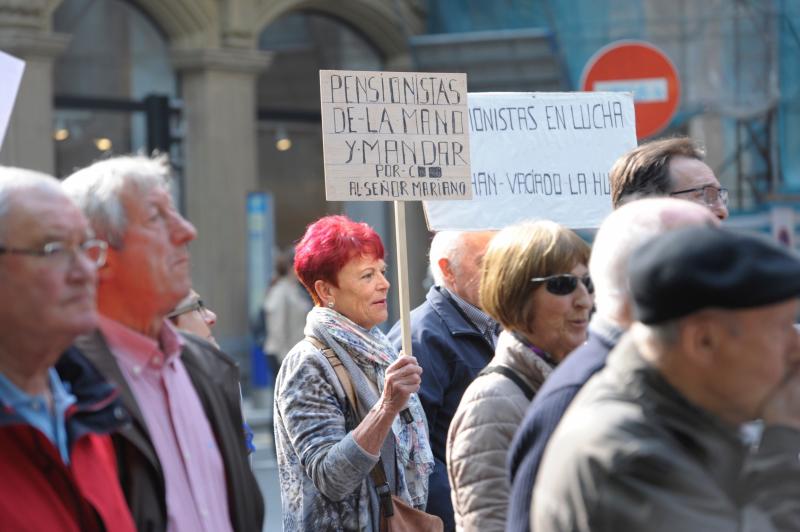 Miles de pensionistas han salido a las calles de la capital guipuzcoana para reivindicar, una vez más, por sus derechos. 