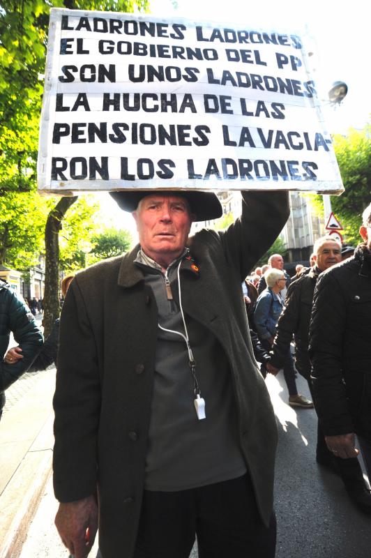 Miles de pensionistas han salido a las calles de la capital guipuzcoana para reivindicar, una vez más, por sus derechos. 