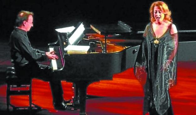 Concierto. Iñaki Salvador al piano junto a Ainhoa Zubillaga. 