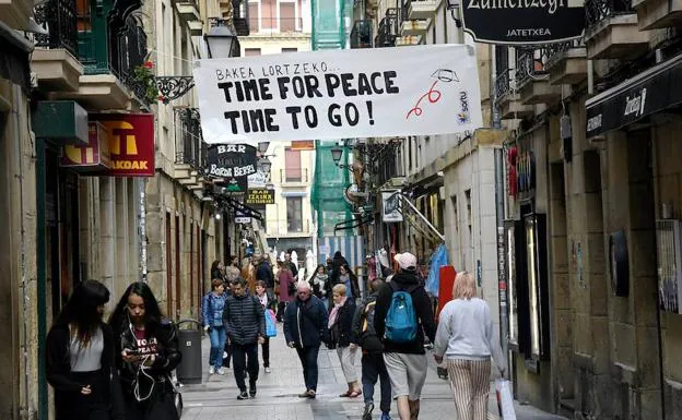 Pancarta de Sortu escrita en euskera e inglés en la Parte Vieja de San Sebastián, en la que se puede leer: «Para lograr la paz...Tiempo para la paz, tiempo para irse'