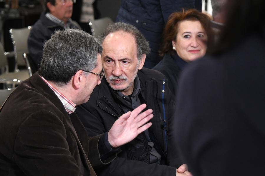 Este sábado se ha clausurado, en el centro Koldo Mitxelena de San Sebastián, la exposición «Luces en la memoria», que ha reunido la obra de seis artistas que, mediante la creación, han reflexionado sobre el terrorismo de ETA como una forma de mantener viva la dignidad de las víctimas. El acto ha estado presidido por el diputado general de Gipuzkoa, Markel Olano, quien ha recordado a a las víctimas de ETA y ha apelado a convivir «desde el respeto al diferente».