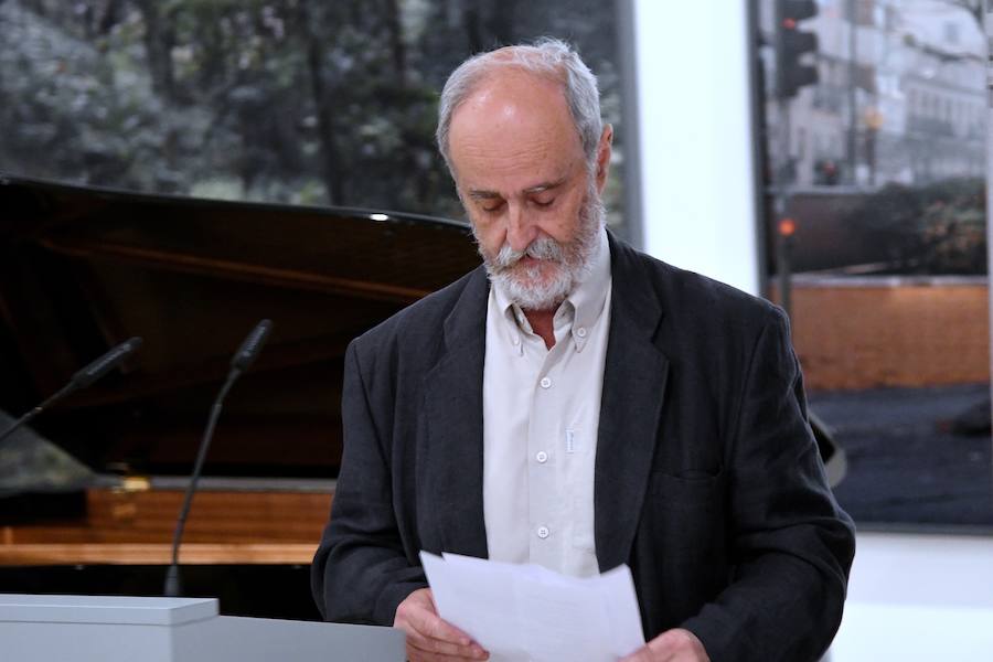 Este sábado se ha clausurado, en el centro Koldo Mitxelena de San Sebastián, la exposición «Luces en la memoria», que ha reunido la obra de seis artistas que, mediante la creación, han reflexionado sobre el terrorismo de ETA como una forma de mantener viva la dignidad de las víctimas. El acto ha estado presidido por el diputado general de Gipuzkoa, Markel Olano, quien ha recordado a a las víctimas de ETA y ha apelado a convivir «desde el respeto al diferente».