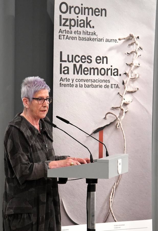 Este sábado se ha clausurado, en el centro Koldo Mitxelena de San Sebastián, la exposición «Luces en la memoria», que ha reunido la obra de seis artistas que, mediante la creación, han reflexionado sobre el terrorismo de ETA como una forma de mantener viva la dignidad de las víctimas. El acto ha estado presidido por el diputado general de Gipuzkoa, Markel Olano, quien ha recordado a a las víctimas de ETA y ha apelado a convivir «desde el respeto al diferente».