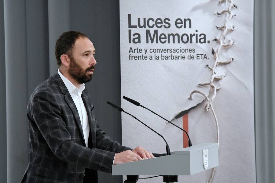 Este sábado se ha clausurado, en el centro Koldo Mitxelena de San Sebastián, la exposición «Luces en la memoria», que ha reunido la obra de seis artistas que, mediante la creación, han reflexionado sobre el terrorismo de ETA como una forma de mantener viva la dignidad de las víctimas. El acto ha estado presidido por el diputado general de Gipuzkoa, Markel Olano, quien ha recordado a a las víctimas de ETA y ha apelado a convivir «desde el respeto al diferente».
