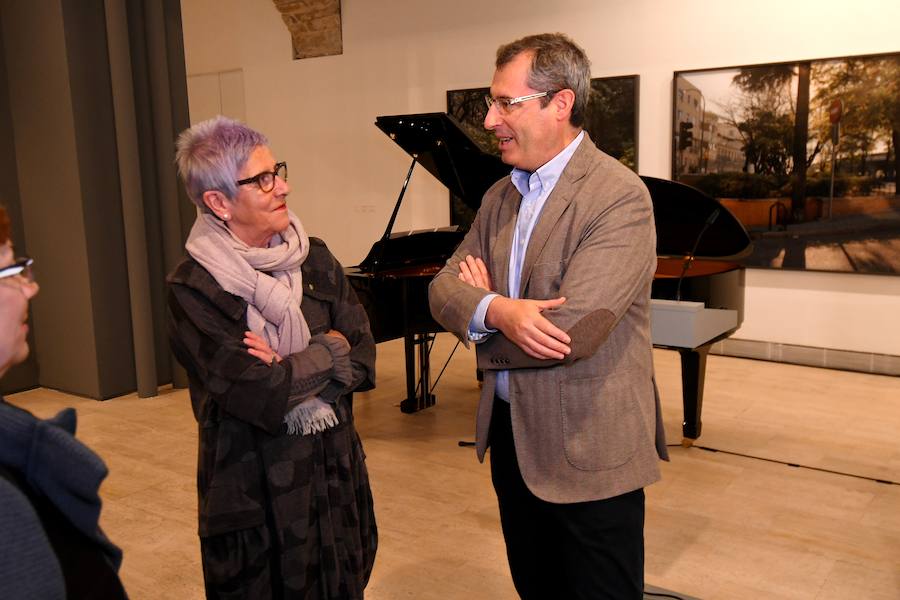 Este sábado se ha clausurado, en el centro Koldo Mitxelena de San Sebastián, la exposición «Luces en la memoria», que ha reunido la obra de seis artistas que, mediante la creación, han reflexionado sobre el terrorismo de ETA como una forma de mantener viva la dignidad de las víctimas. El acto ha estado presidido por el diputado general de Gipuzkoa, Markel Olano, quien ha recordado a a las víctimas de ETA y ha apelado a convivir «desde el respeto al diferente».