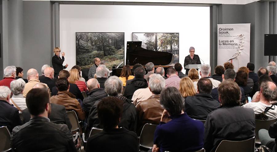 Este sábado se ha clausurado, en el centro Koldo Mitxelena de San Sebastián, la exposición «Luces en la memoria», que ha reunido la obra de seis artistas que, mediante la creación, han reflexionado sobre el terrorismo de ETA como una forma de mantener viva la dignidad de las víctimas. El acto ha estado presidido por el diputado general de Gipuzkoa, Markel Olano, quien ha recordado a a las víctimas de ETA y ha apelado a convivir «desde el respeto al diferente».