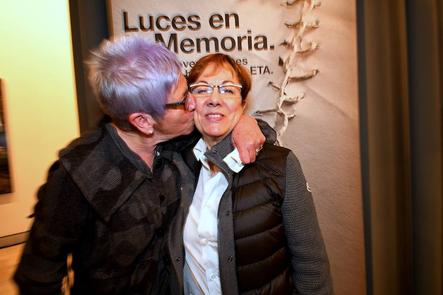 Este sábado se ha clausurado, en el centro Koldo Mitxelena de San Sebastián, la exposición «Luces en la memoria», que ha reunido la obra de seis artistas que, mediante la creación, han reflexionado sobre el terrorismo de ETA como una forma de mantener viva la dignidad de las víctimas. El acto ha estado presidido por el diputado general de Gipuzkoa, Markel Olano, quien ha recordado a a las víctimas de ETA y ha apelado a convivir «desde el respeto al diferente».