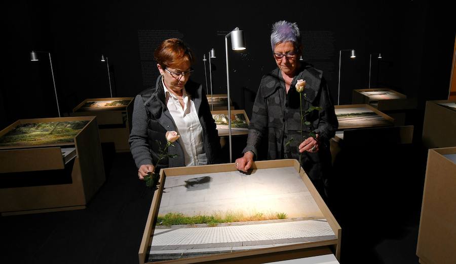 Este sábado se ha clausurado, en el centro Koldo Mitxelena de San Sebastián, la exposición «Luces en la memoria», que ha reunido la obra de seis artistas que, mediante la creación, han reflexionado sobre el terrorismo de ETA como una forma de mantener viva la dignidad de las víctimas. El acto ha estado presidido por el diputado general de Gipuzkoa, Markel Olano, quien ha recordado a a las víctimas de ETA y ha apelado a convivir «desde el respeto al diferente».